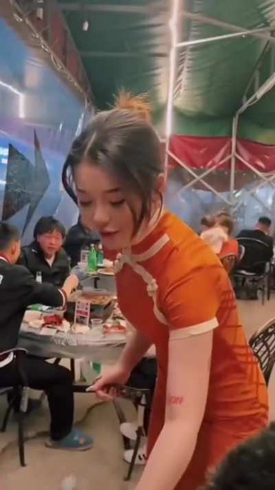 The way she opens it, I mean the bottle ?