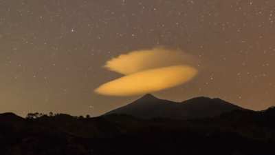 This lenticular cloud stays in the same spot for hours