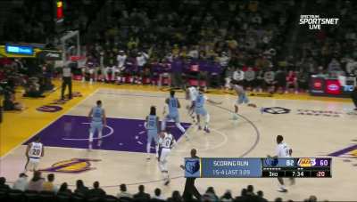 [Highlight] LeBron James attacks to the rim and posterizes JJJ