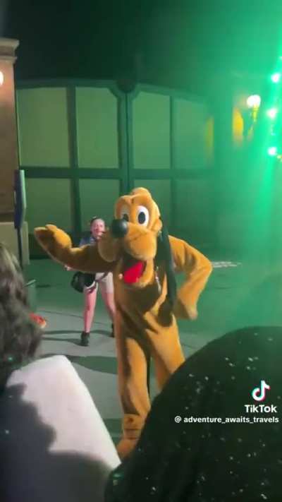 Pluto’s Dance Moves At Disney Are Wild!!! ?