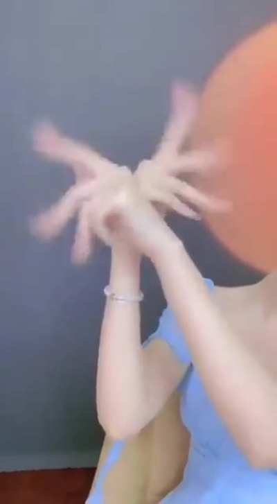 Hand skills of this woman are Insane