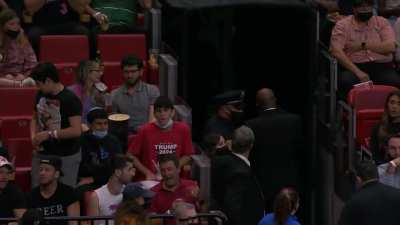 [Highlight] Lowry hops off after Duncan Robinson falls into his leg.