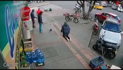 Guy trips and falls but man starts attacking him thinking he was trying to rob him