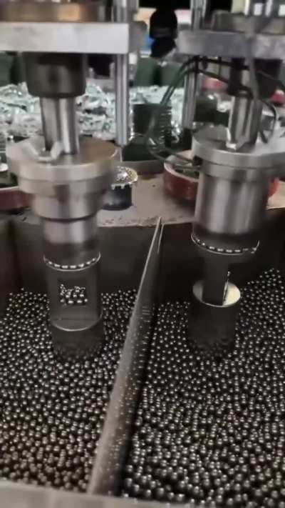 Bearing balls picker