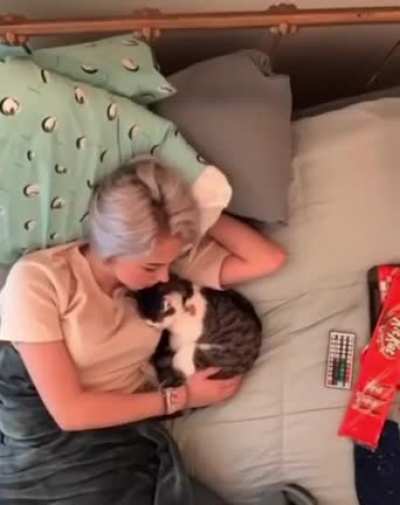 Lady makes a time lapse of herself quarantining with her cat