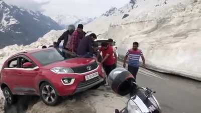 Guys team up to rescue a stuck car near manali, India