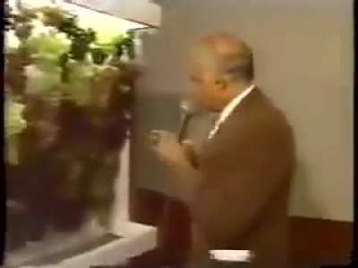 WCGW Putting an electric cable behind grapes
