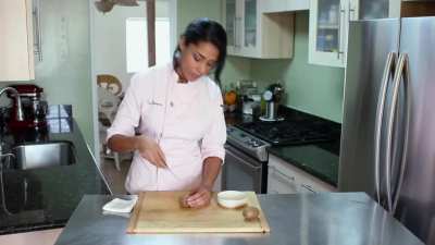Cook cuts a kiwi, but it makes a sudden noise!