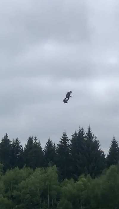 A man with Jetpack flew over the F1 cars at the 2022 Belgium Grand Prix qualifying, reaching a speed of 200km/h.