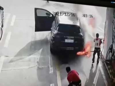 Guy didn’t panicked and his Presence of mind saved the girl. Kudos to patrol station workers to take control on fire. (Attacker still unified and escaped scene)