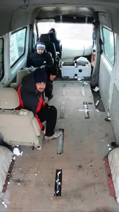 What's going on here? Yes, just the stuntman Evgeny Chebotarev flew through the car (6.80m) at a speed of 80km/h