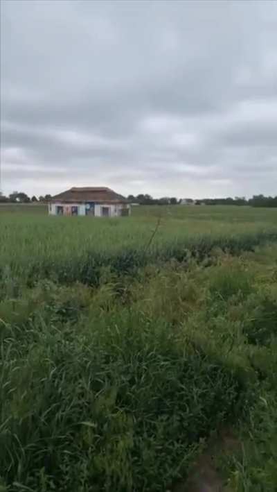 Ukrainian vehicle camo'd as house sneaking up on some ruskies