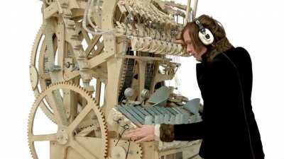 Wintergatan's Marble Machine using 2000 marbles