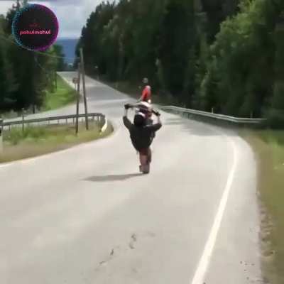 Navigation voice: "turn right"