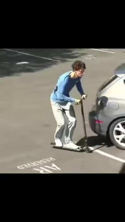 Person performing a "Siguiente nivel" trick (literally)