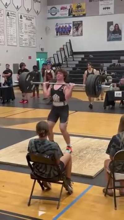 Bro's lifting weights