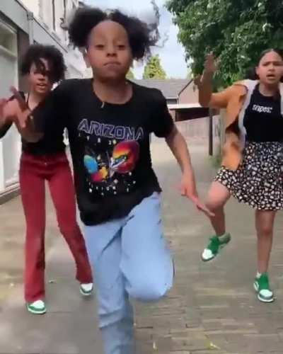 Norah, Yarah, and Rosa "L E T I T H A P P E N" are 3 sisters with a lot of soul in their dance