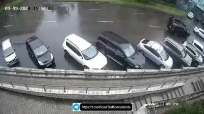 Isuzu's brakes failed and it assembled in Khabarovsk - Honda Insight, Mitsubishi Outlander, Nissan X-Trail, Toyota Harrier, two Nissan AD, Toyota Camry, Mercedes-Benz GLE250, Toyota Ractis, Kia Sportage, Toyota Land Cruiser Prado, Toyota Prius