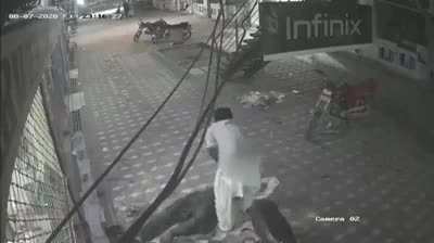 Look at how this man saved the guy from electrocution! Orangi Town, Karachi