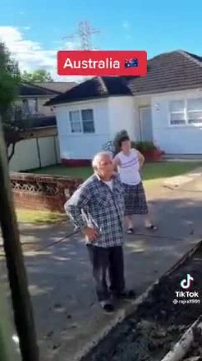 Lady throws dirt at tradies and sounds like Pingu