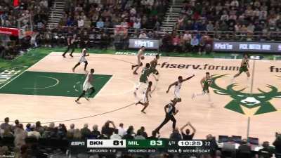 [Highlight] Giannis makes a lay up as the broadcast feed on ESPN becomes sentient