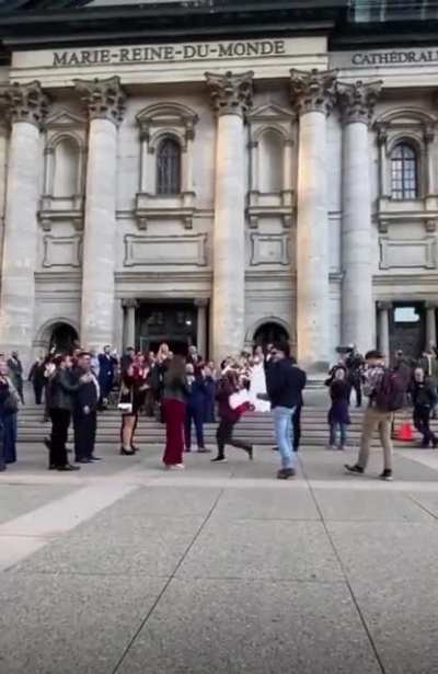 Iranian protestors crossed a wedding ceremony and cheered up for them.