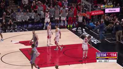 [Highlight] With no timeouts left, De'Aaron "Clutch Player of the Year" Fox takes the ball up court and drains the Game-Winning three!