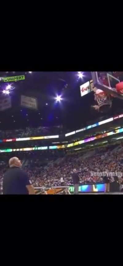 Have you ever seen a dunk like this? ???