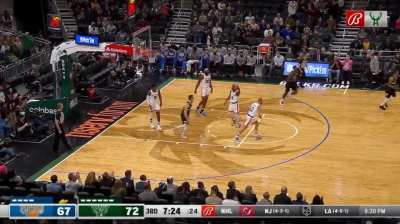 [Highlight] Giannis slips the screen and steps into the 3-pointer