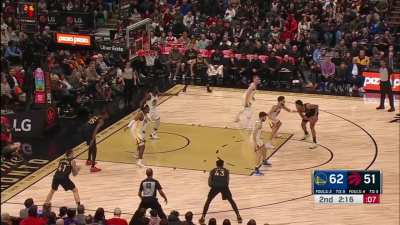 [Highlight] Scottie Barnes runs a hilariously bad iso possesion, as the Black Eyed Peas song Where is the Love plays in the background.
