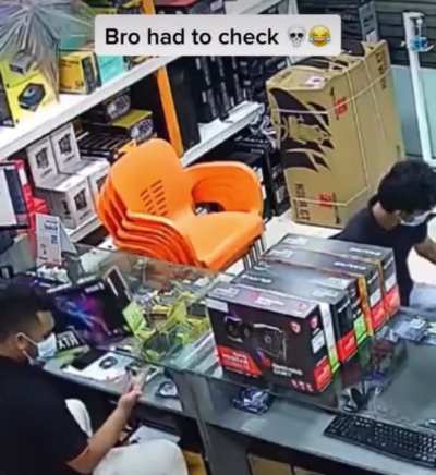 What is this dude doin?‍♂️