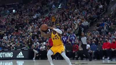 [Highlight] Donovan Mitchell brings back his vicious one-handed tomahawk!