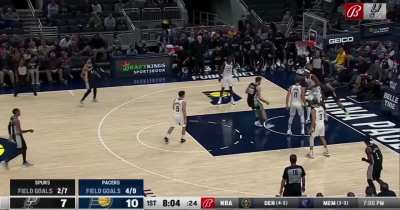 [Highlight] Keldon Johnson poster on Myles Turner!