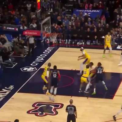 [Highlight] Embiid goes between his own legs for the assist to Maxey