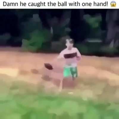 Man he caugh it with one hand. What a pro.