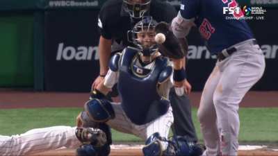 [Highlight] [Highlight] Taisei Ota nearly hits Mike Trout with an inside pitch, but it catches the knob of the bat for strike one.