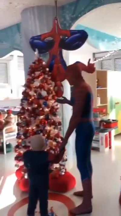 Spider-Man surprises his biggest fan Brayan in the hospital and spends the day with him. Spider-Man (Mattia Villardita) wrote: "Believe me when I say this. I bow to you.I am honored to be friends with one of the greatest heroes I have ever known.”