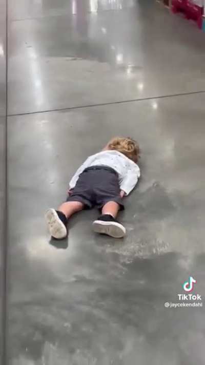 Idk which is more stupid; the child or the parent? All this because he didn’t want to hold her hand while walking in the store.