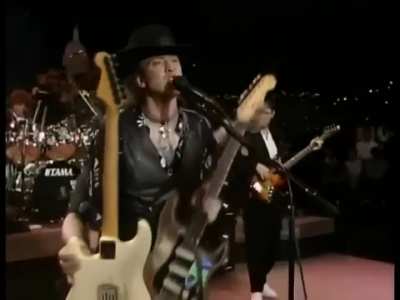 A perfect guitar change when Stevie Ray Vaughan's guitar string breaks live ?