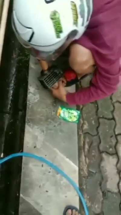 Nice Bracelet ? (he tried using dish soap) Location: Indonesia, Language: Javanese