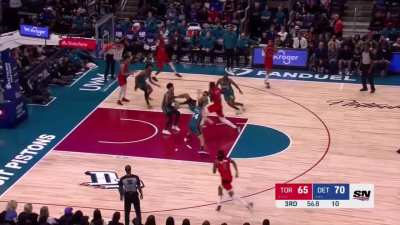 [Highlight] Pascal Siakam crosses up Isaiah Livers to the floor, then finishes the And-1!
