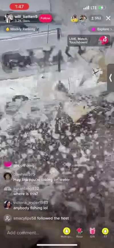 Guy boards abandon boat in Key West during hurricane Ian on live 5 min ago