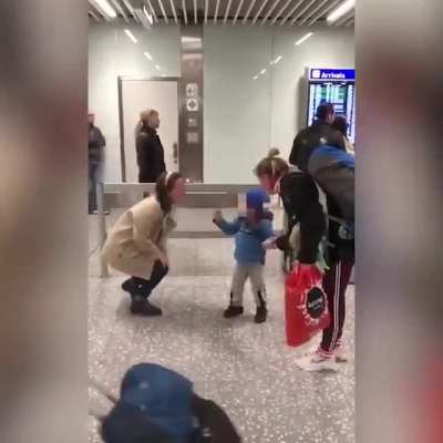 The moment a women in South Wales met the Ukrainian family she was taking in.