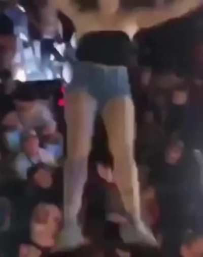 WCGW trusting a crowd
