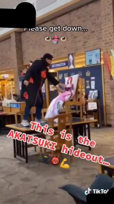 This guy proposed to his body pillow in a public library