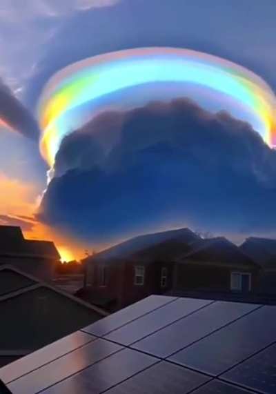 ?? This beautiful iridescent Pileus Cloud (or Scarf Cloud), filmed in Haikou, China.