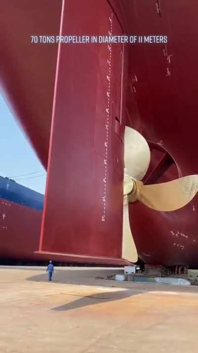 MASSIVE IMPRESSIVE SHIP PROPELLER