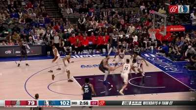 [Highlight] Luka throws down a huge slam!