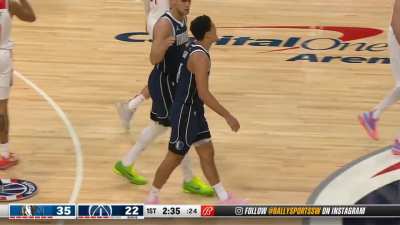 [Highlight] Jordan Poole goes into Josh Green's legs. Called for offensive foul. Josh Green heads to the locker room.
