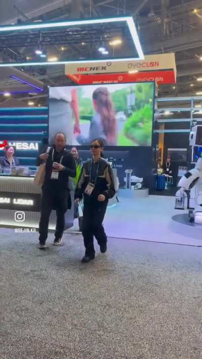 Woman does perfect "robot"
